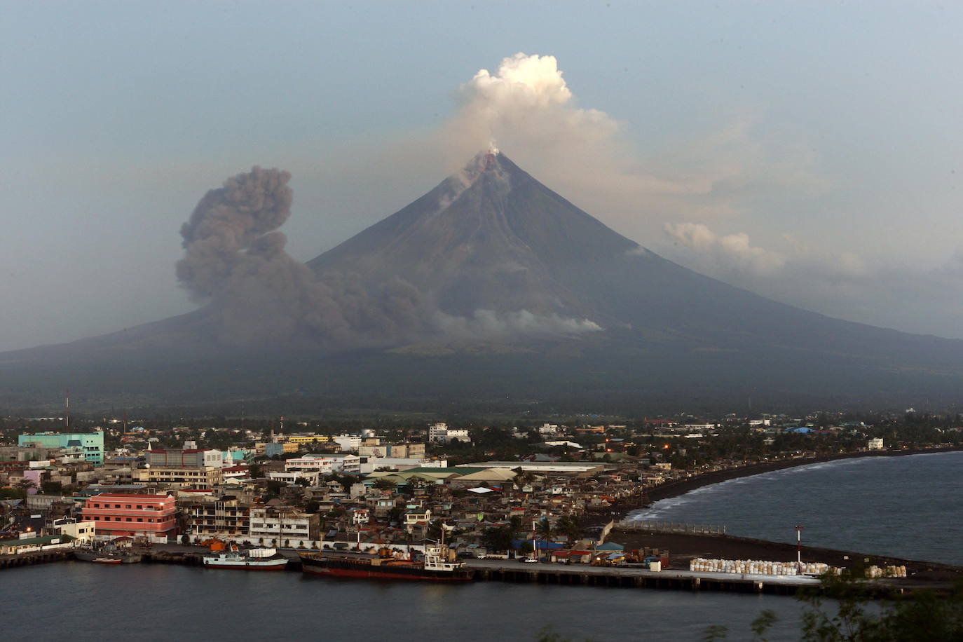 En enero de 2018, más de 60.000 personas tuvieron que ser evacuadas tras la erupción del Mayón y la posterior columna de humo de entre 3 y 5 kilómetros, que estuvo acompañada de la expulsión de material piroclástico. En 2014 había entrado ya en erupción, pero la población temía una actividad similar a la de 1841, año en que el volcán acabó con la vida de 1.200 personas.