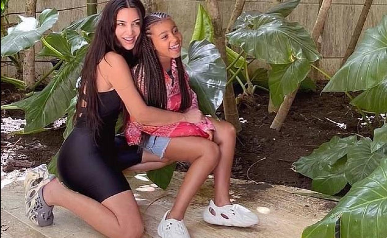 Kim Kardashian junto a su hija North West. 
