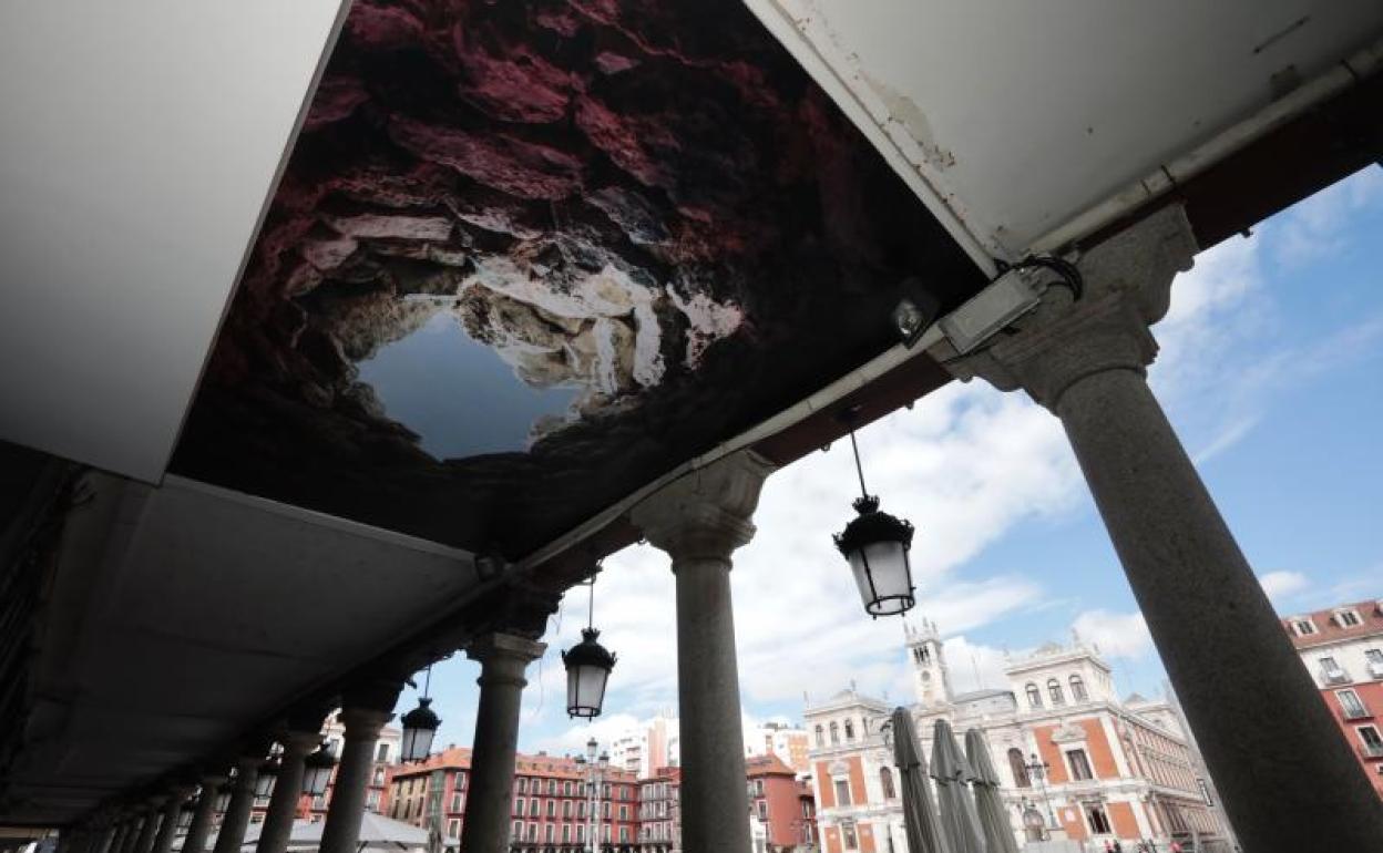 'Aire', de Amaya Bombín, en los soportales de la Plaza Mayor. 