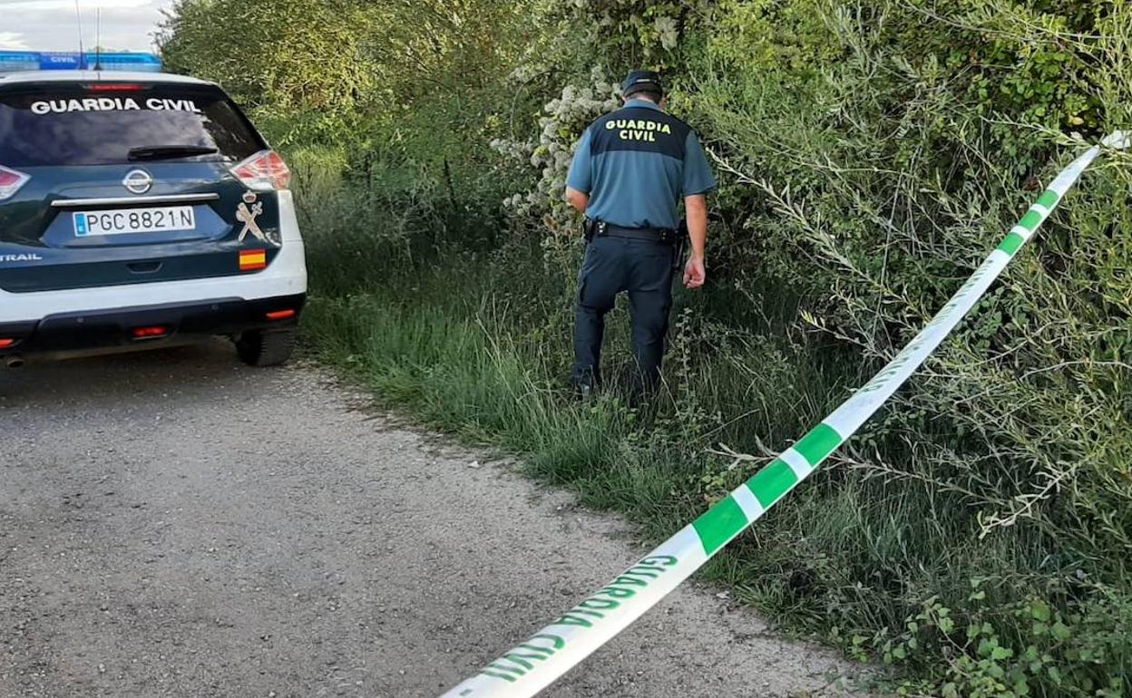 La Guardia Civil inspecciona el lugar donde localizó el cadáver. 