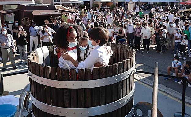 Celebración de la fiesta de la Vendimia en Serrada. 