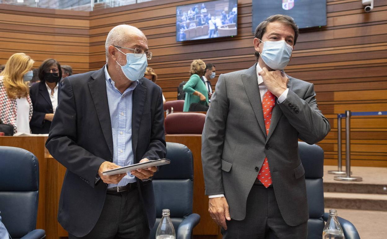 Francisco Igea y Alfonso Fernández Mañueco, en el último pleno de las Cortes.