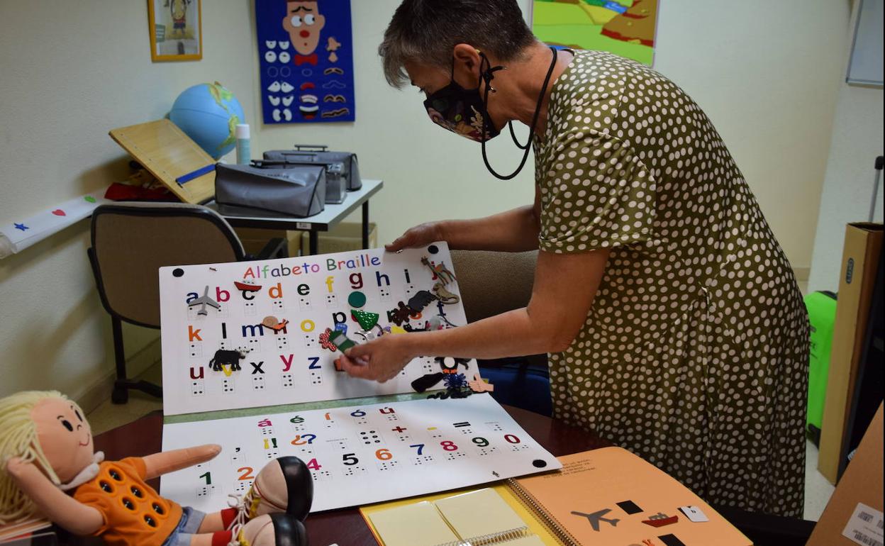 Mabel Vecilla, maestra de la ONCE, muestra algunos materiales empleados para fomentar el aprendizaje de braille en niños. 