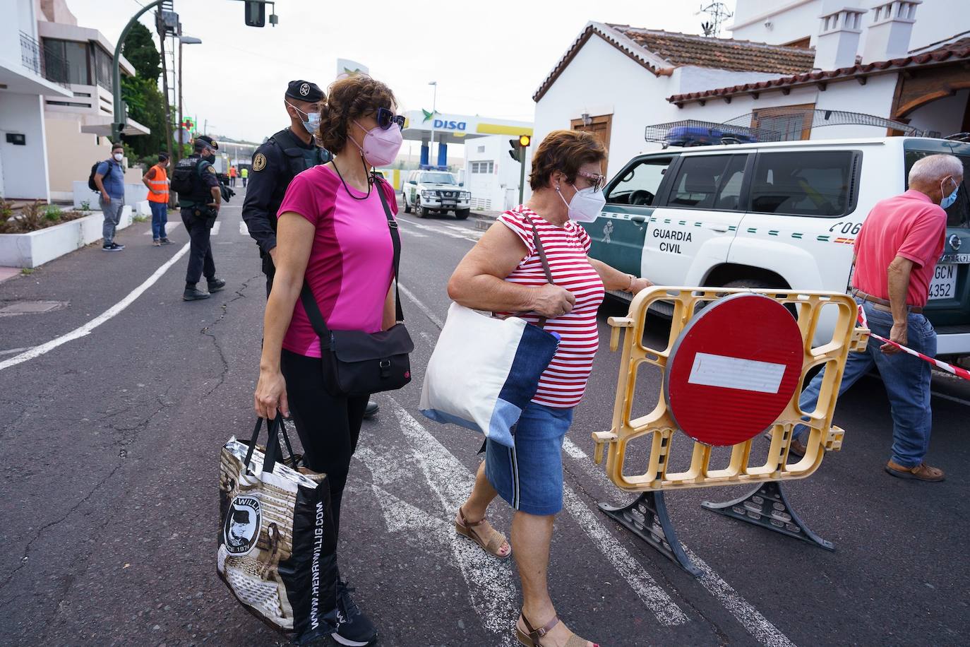 Fotos: Trágicas imágenes del desalojo de Todoque antes de que la lava engulla las casas
