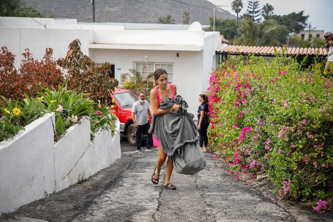 Fotos: Trágicas imágenes del desalojo de Todoque antes de que la lava engulla las casas