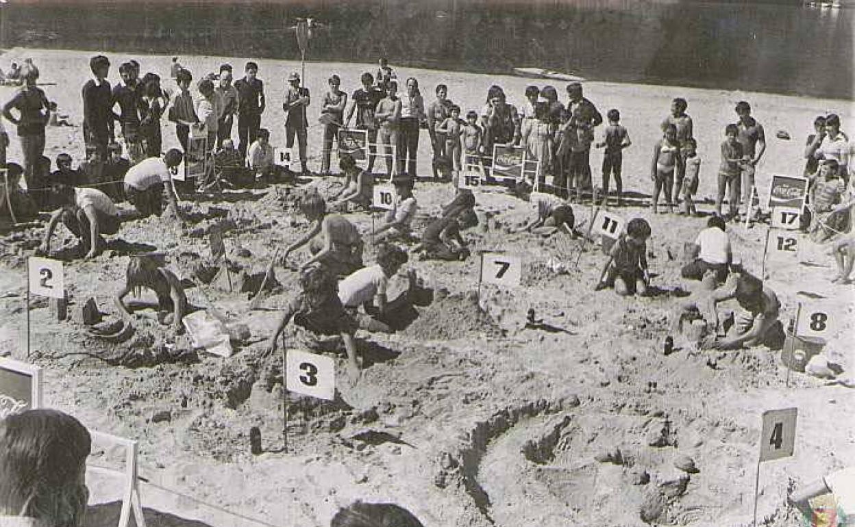 Castillos de arena en las Moreras en las Ferias y Fiestas de San Mateo 1978.