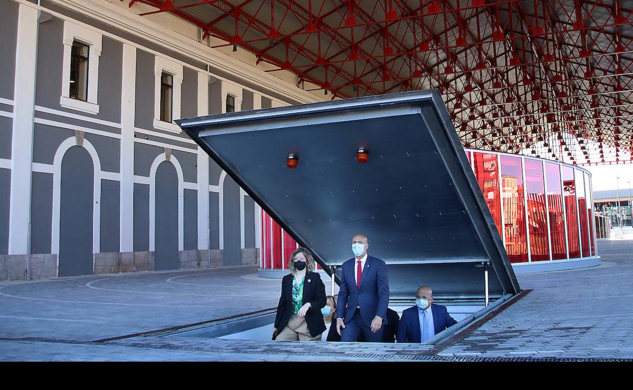 María Luisa Domínguez, presidenta de Adif, junto al alcalde de León, José Antonio Díez, en la estación inaugurada. 