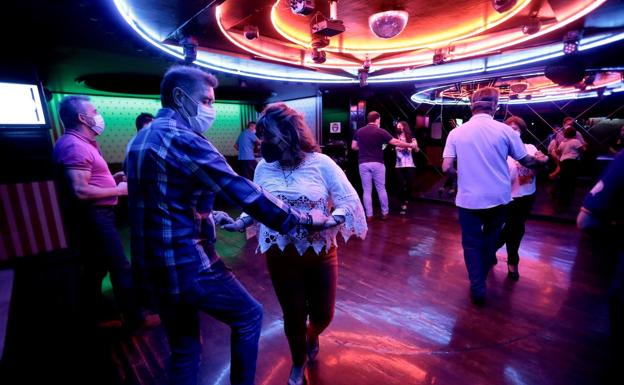 Una clase de bailes latinos, este martes, en la discoteca Sheraton. 