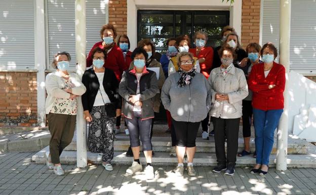 Vecinas de Castroverde de Cerrato posan frente a las escuelas.