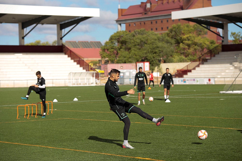 Mandi Sosa ya se entrena junto a sus compañeros en el Reina Sofía en su regreso a Unionistas, preparando el partido del domingo ante el Deportivo de La Coruña 