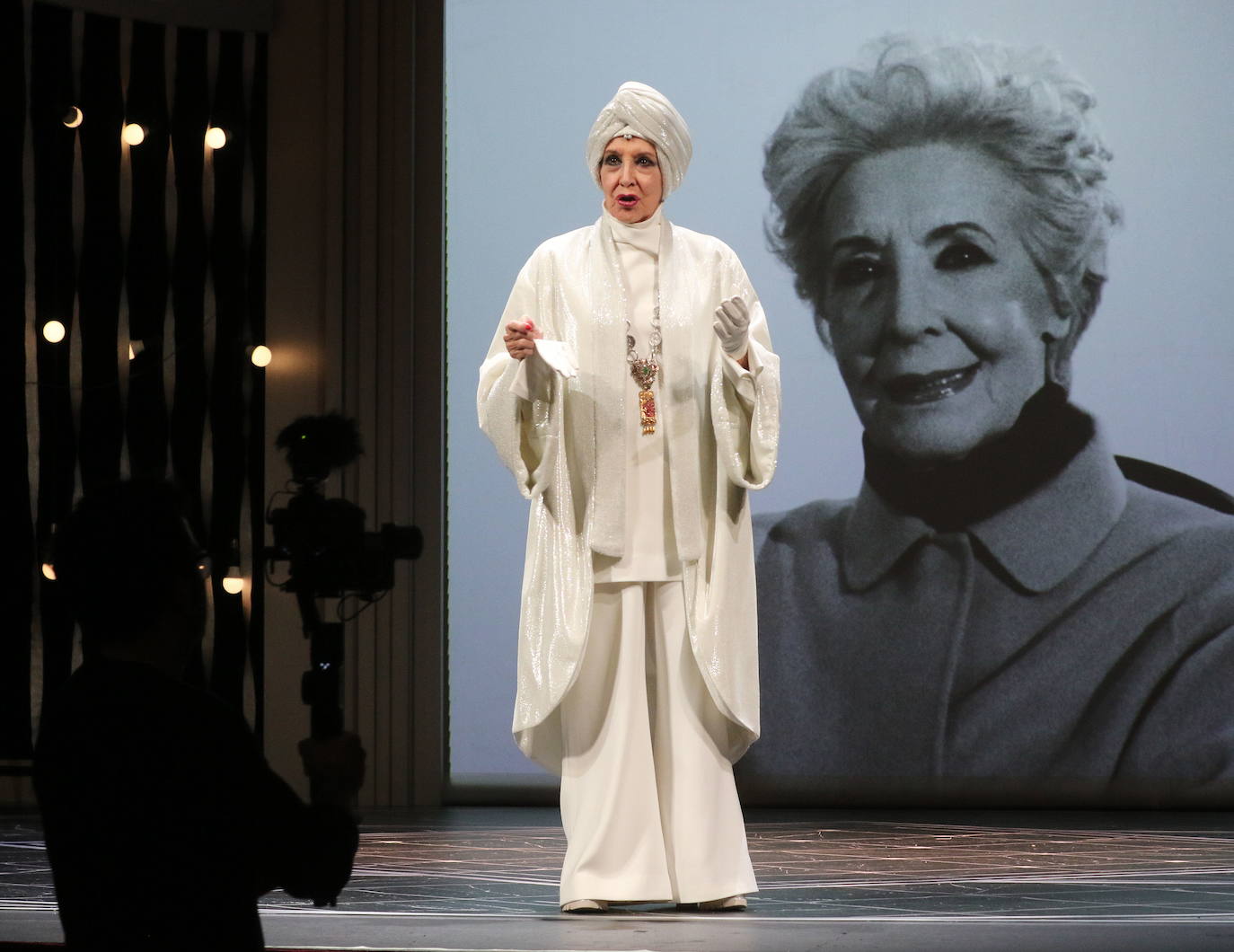 La actriz Concha Velasco durante el pase gráfico de la obra 'El funeral' en el Teatro Calderón de Valladolid, en 2020.