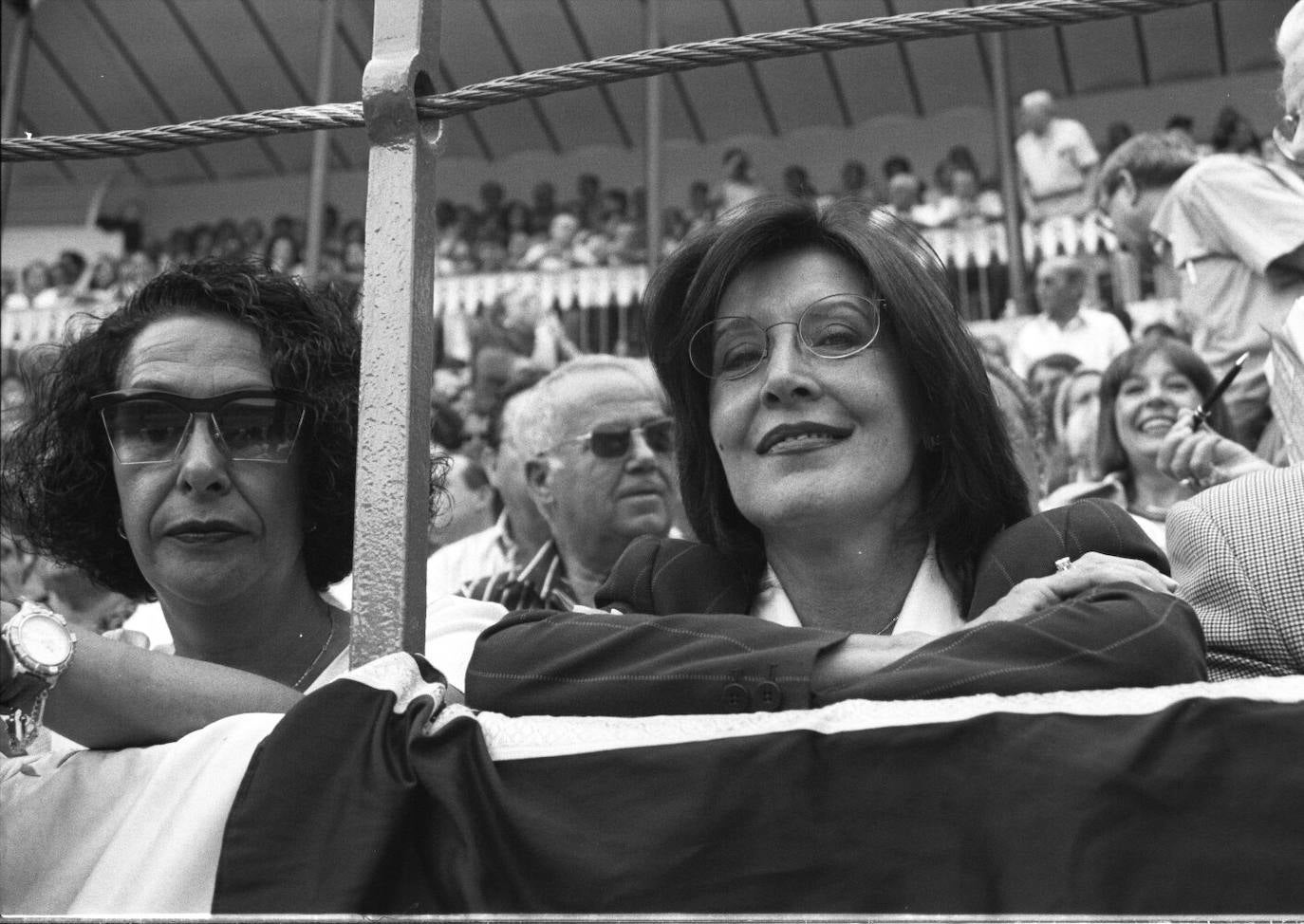 Concha Velasco junto a Irene Santamaría, esposa de Tomás Rodríguez Bolaños, en el coso vallisoletano, durante las Ferias y Fiestas de 1997.