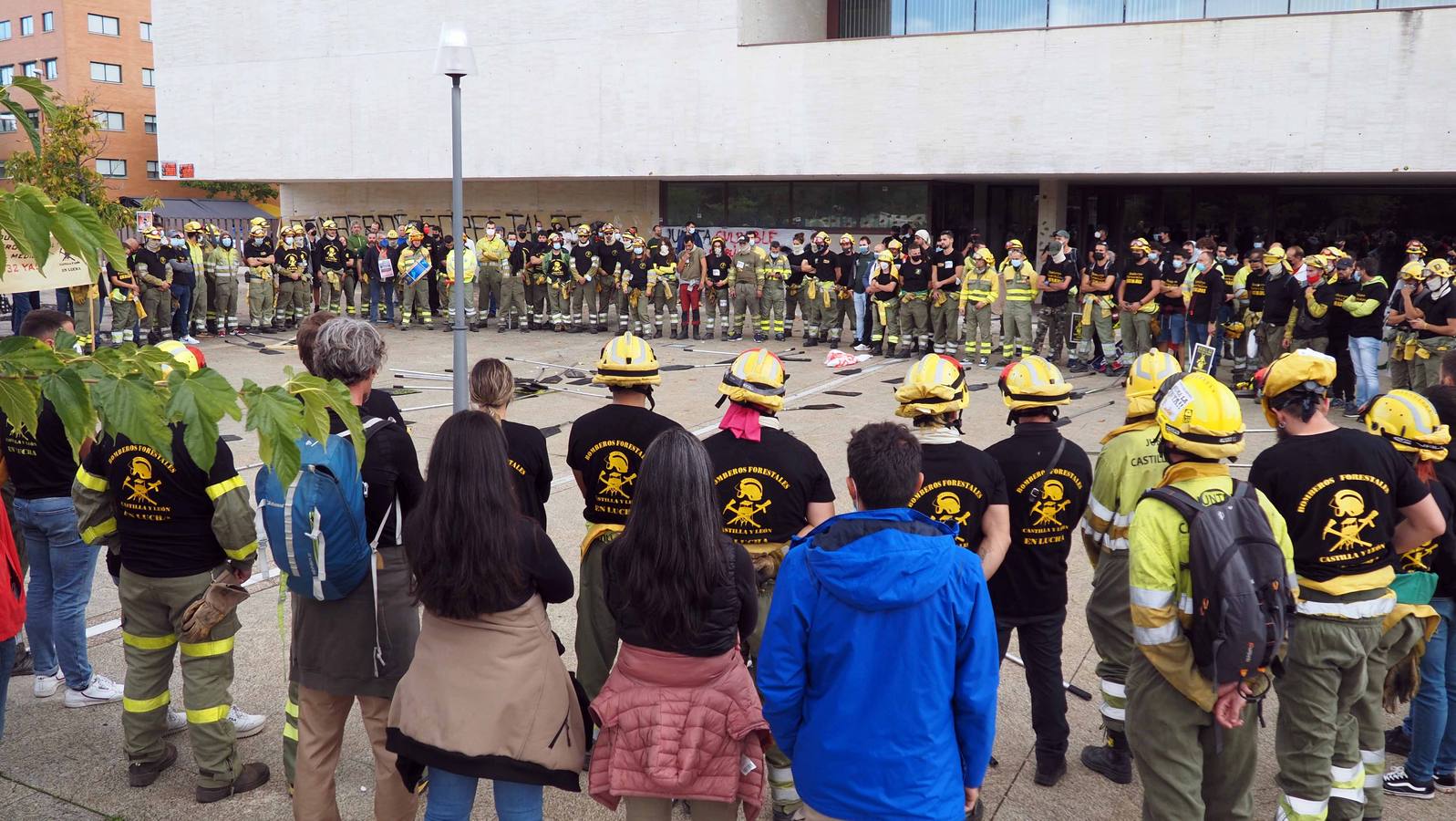 Los bomberos, durante la protesta.