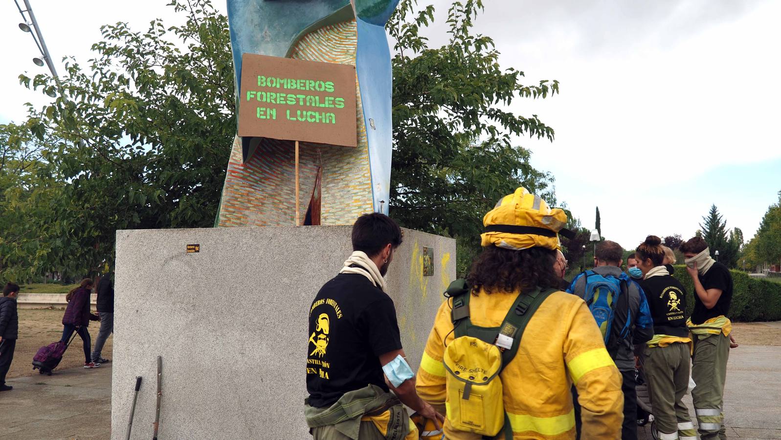 Los bomberos, durante la protesta.