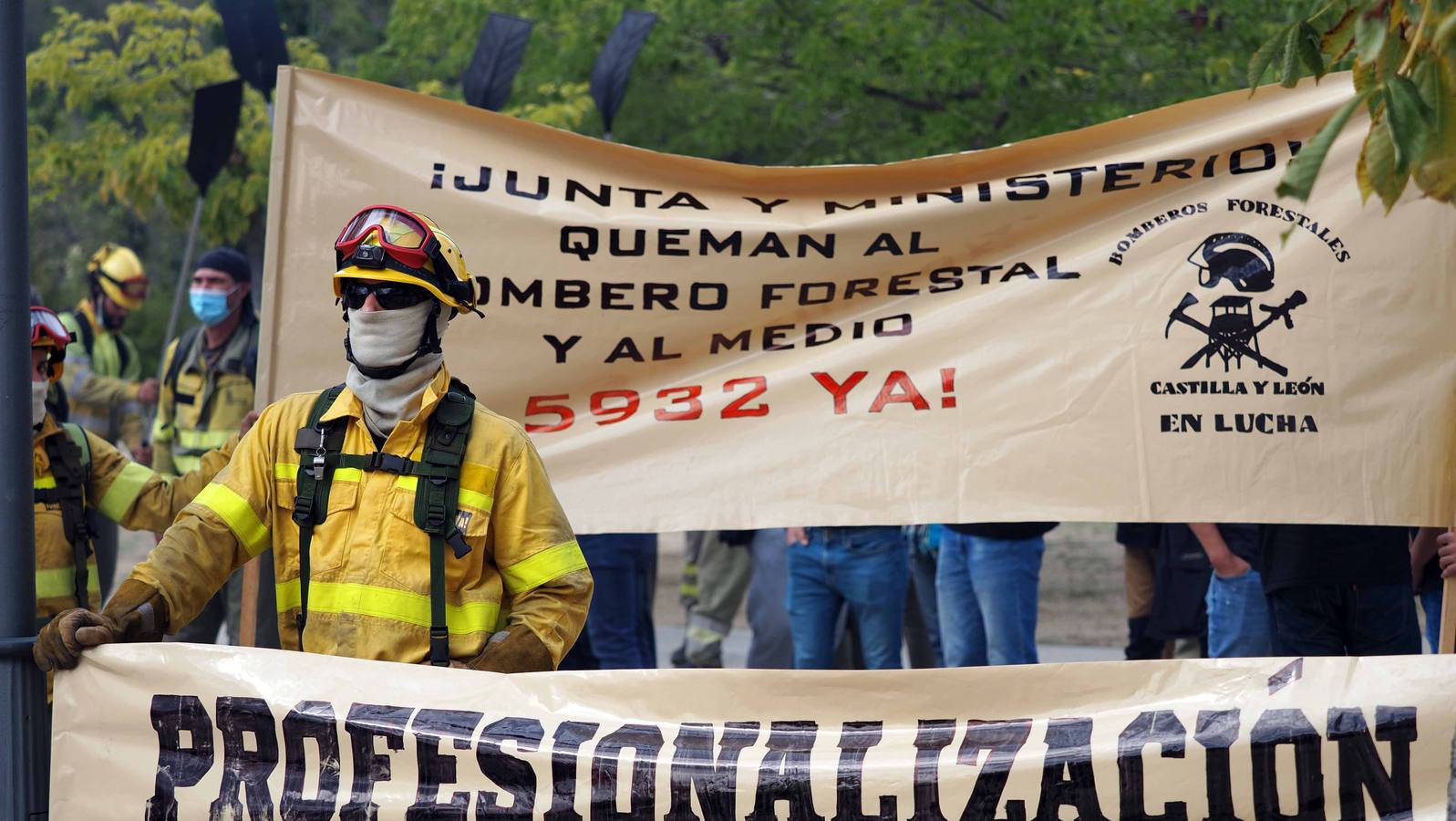 Los bomberos, durante la protesta.