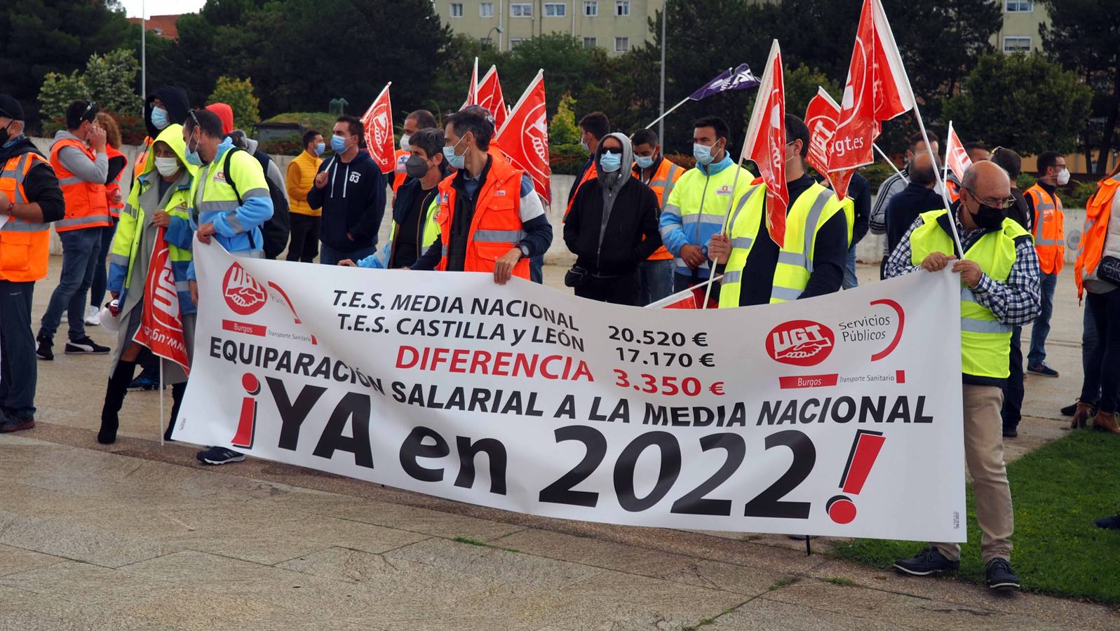 Los bomberos, durante la protesta.