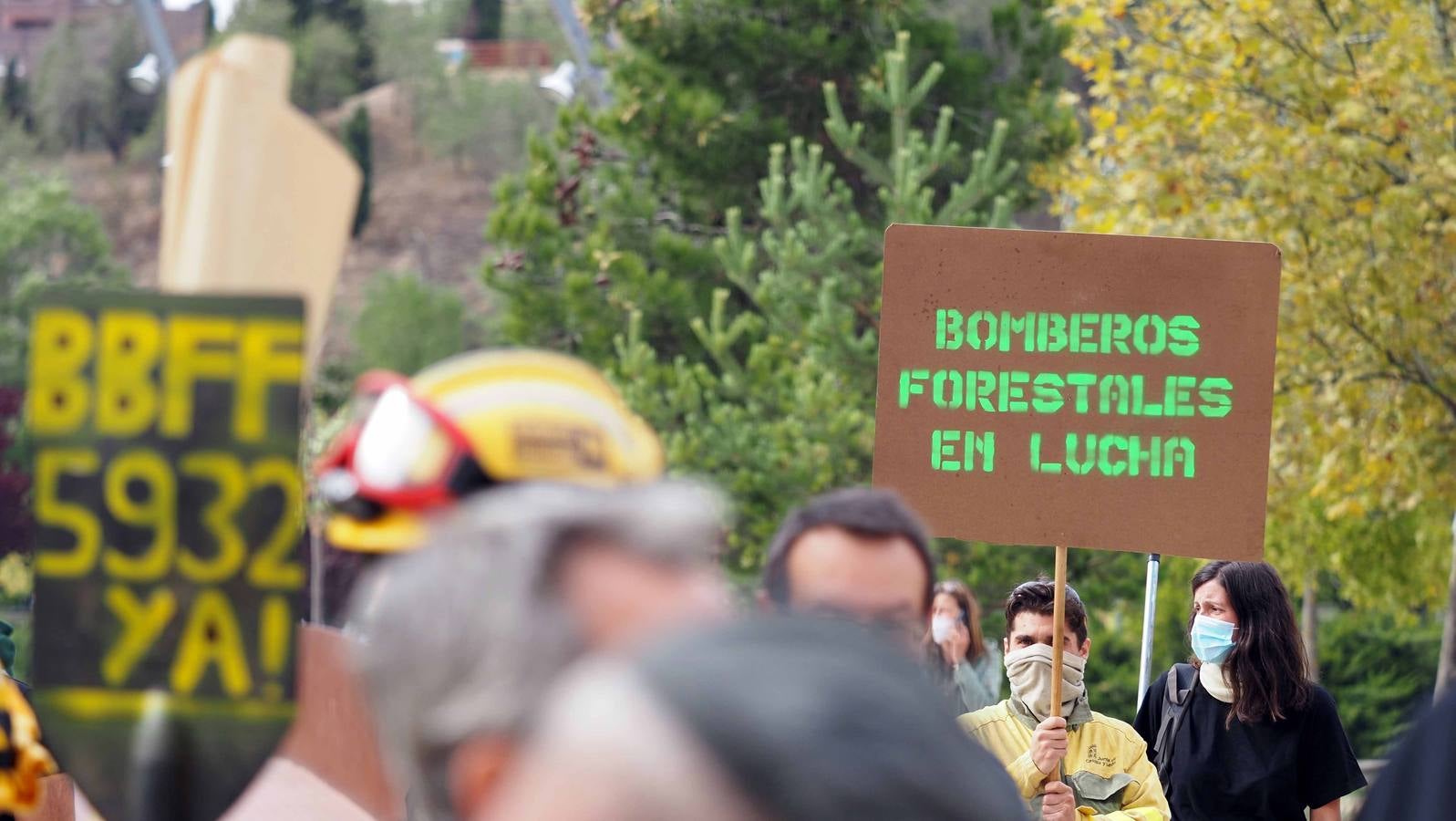 Los bomberos, durante la protesta.