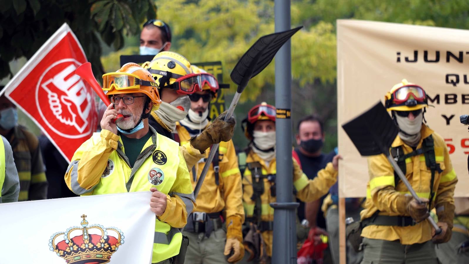 Los bomberos, durante la protesta.
