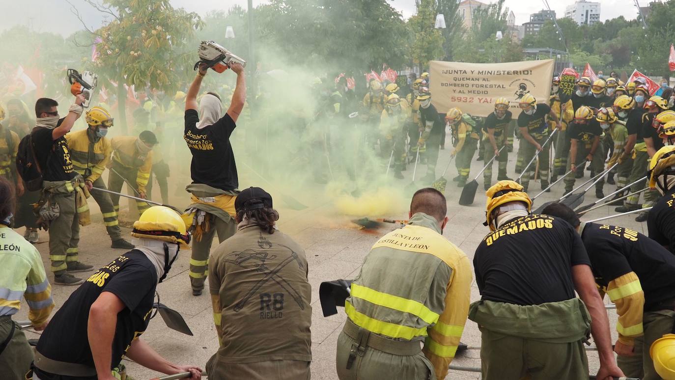 Los bomberos, durante la protesta.