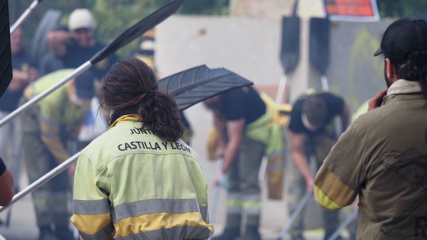 Los bomberos, durante la protesta.