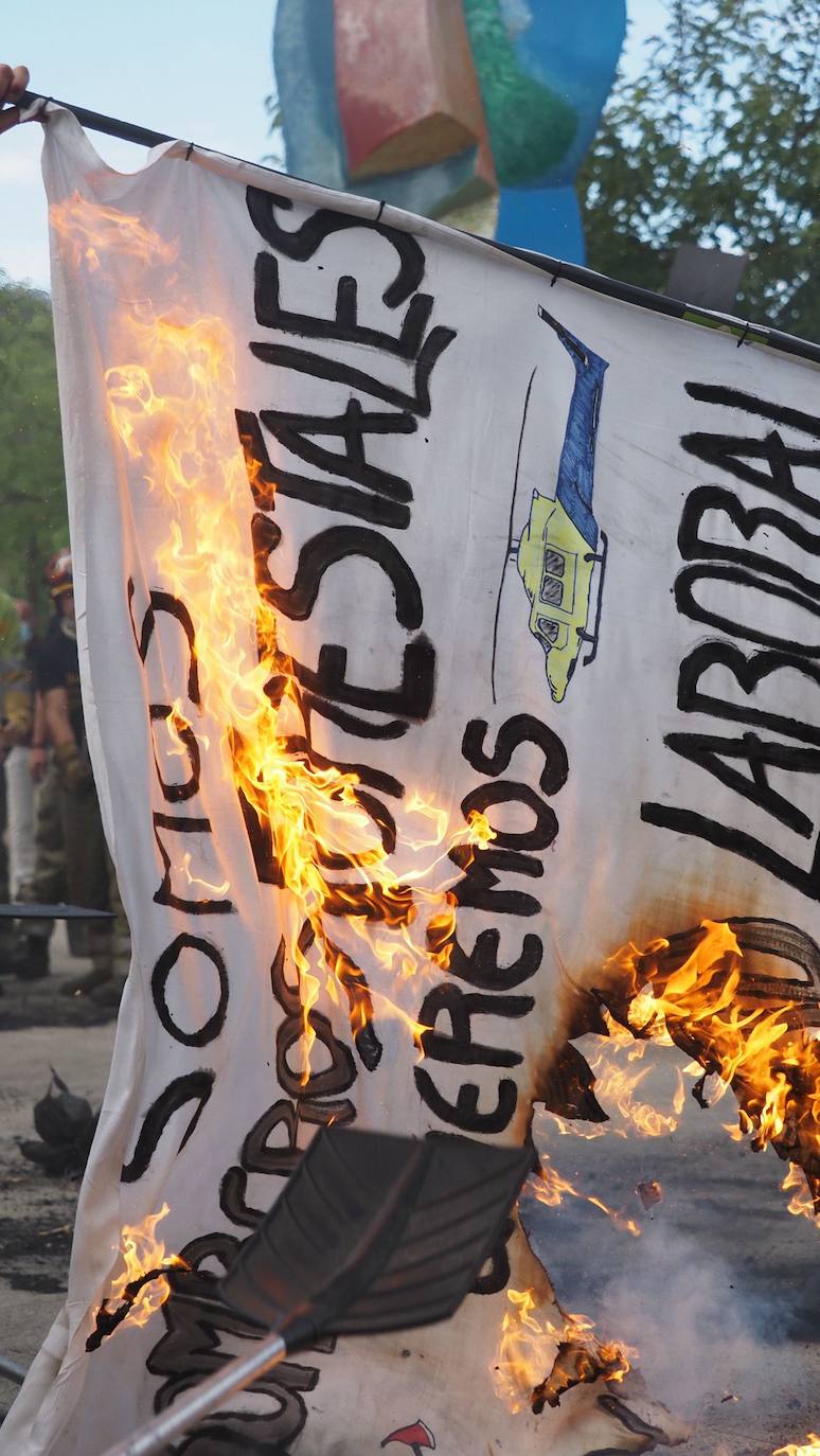 Los bomberos, durante la protesta.