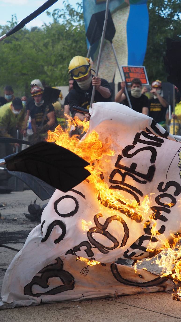 Los bomberos, durante la protesta.