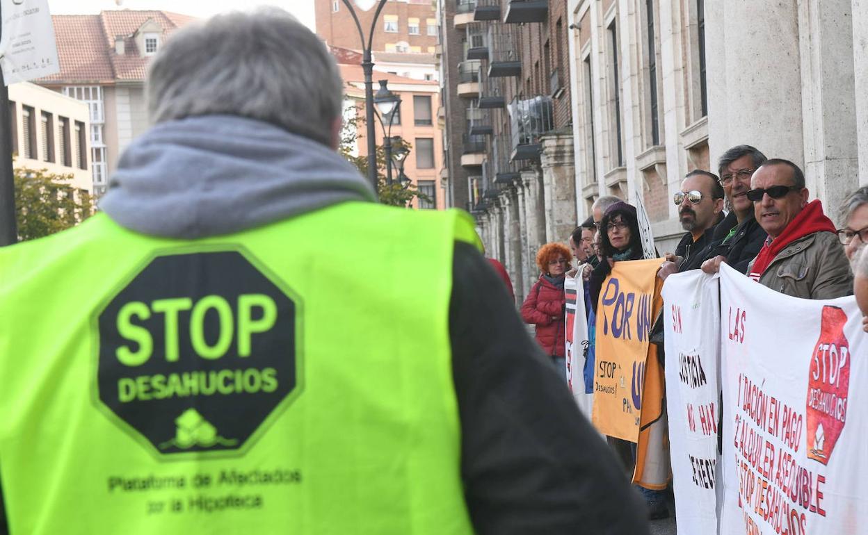 Protesta de la plataforma Stop Desahucios ante el Palacio de Justicia de Valladolid. 