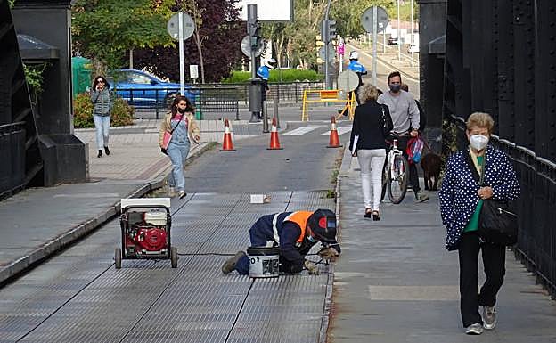 Trabajos de reparación de las rejillas de la calzada del Puente Colgante. 