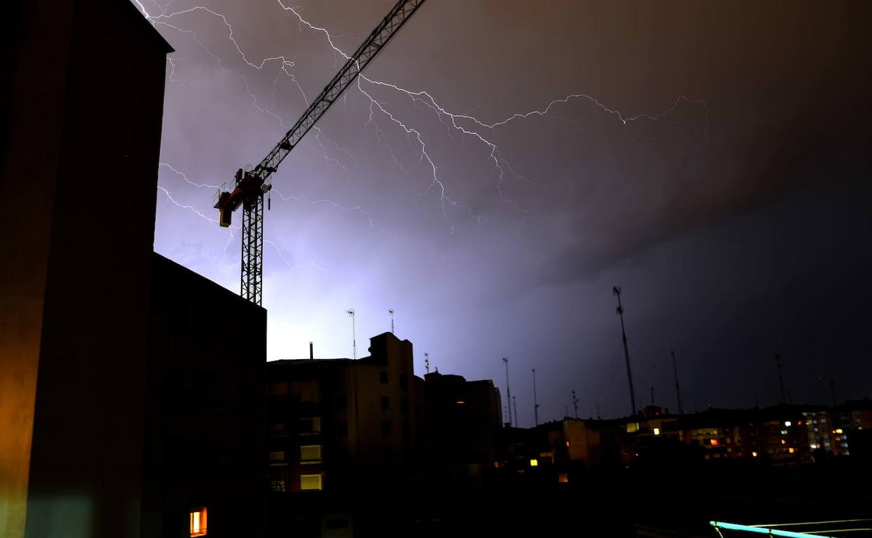 Un rayo ilumina el cielo en la noche de Valladolid. 