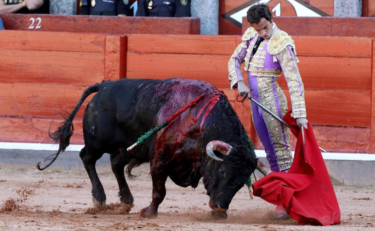 Alejandro Marcos durante la faena. 