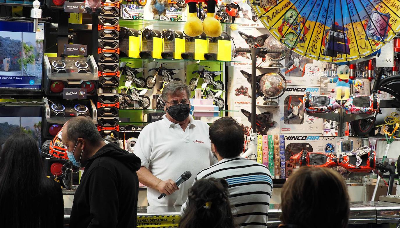 Juan Manuel Ortega, propietario de la Tómbola Antojitos, en su puesto de feria 