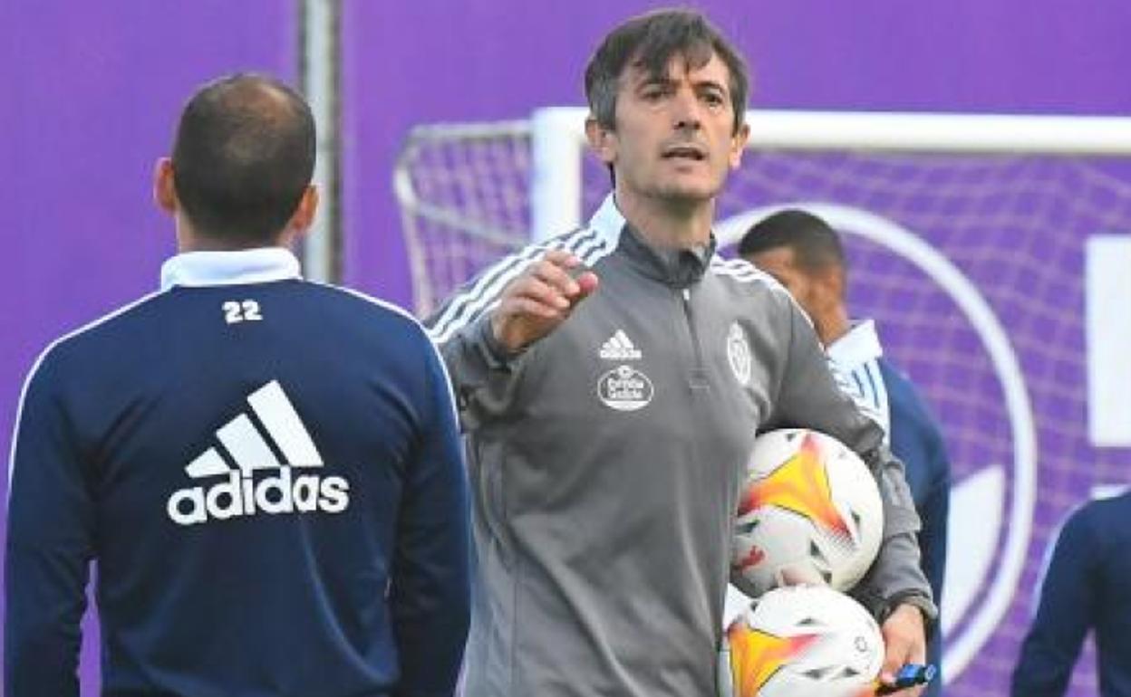 Pacheta imparte órdenes a los jugadores del Real Valladolid durante la sesión de matinal de ayer
