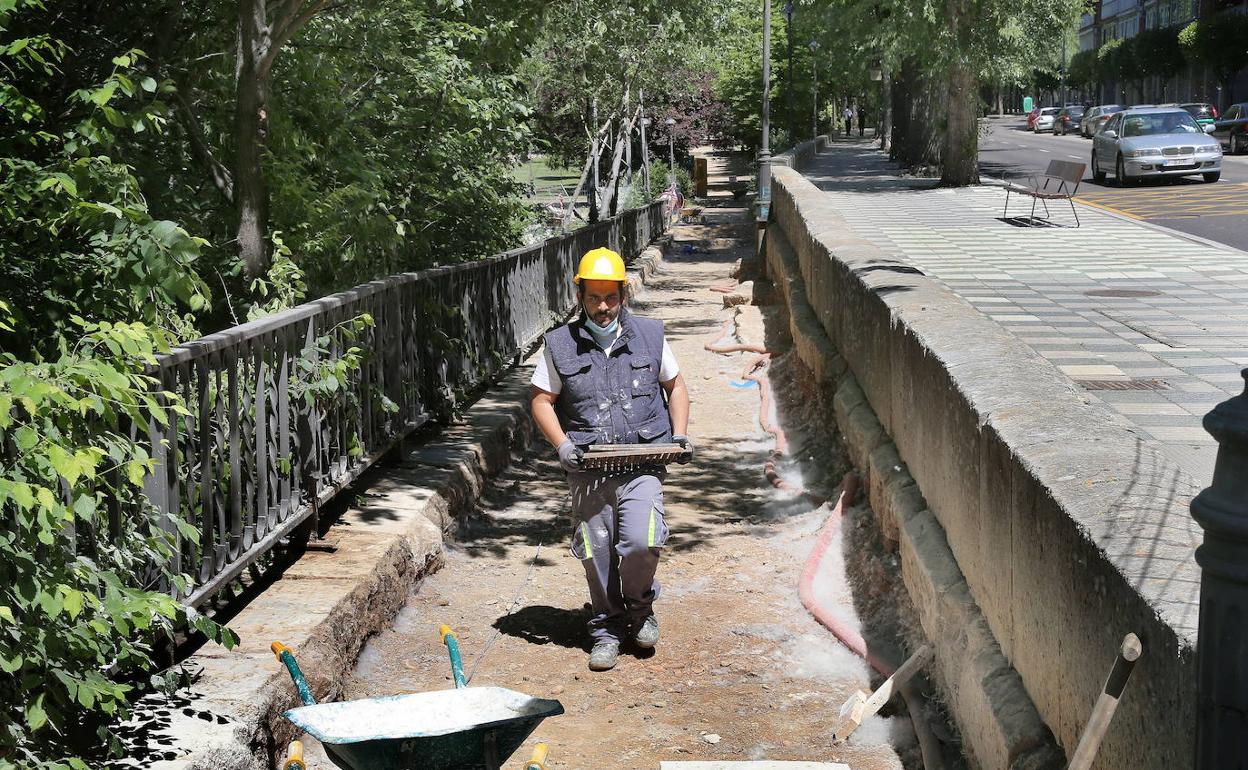 Un alumno de un programa de formación y empleo trabaja junto a Puentecillas.