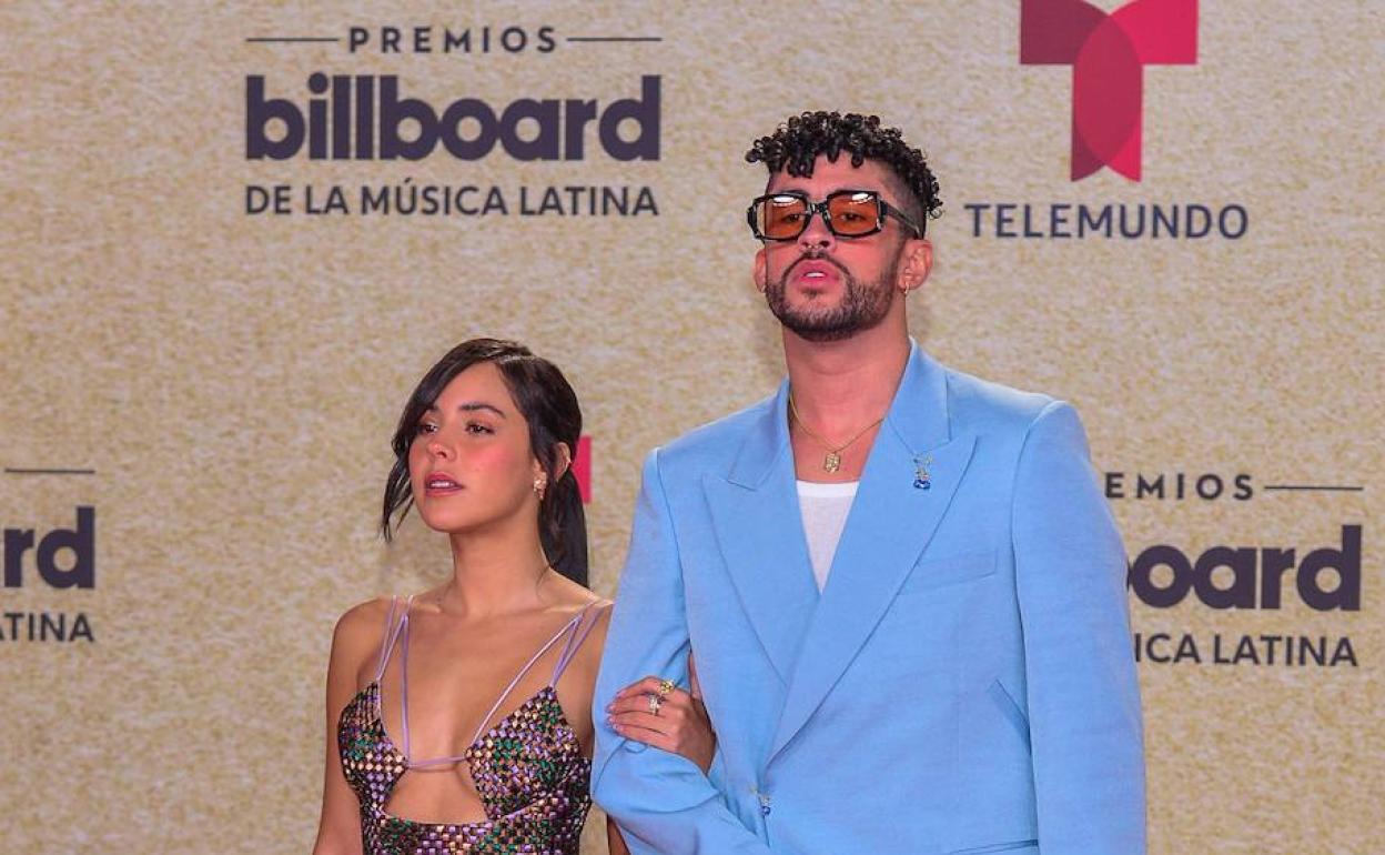 Bad Bunny y su novia, Gabriela Berlingeri, posan en la alfombra roja de los Premios Billboard.