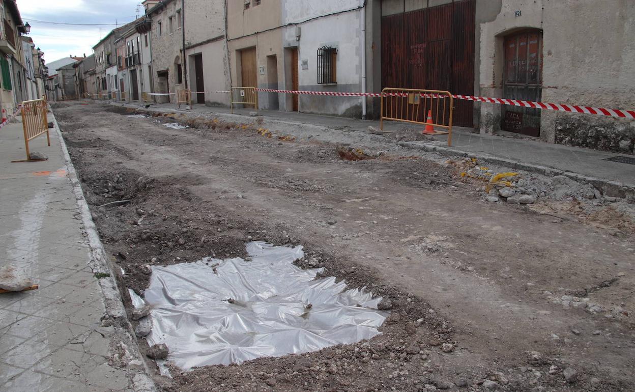 Silos encontrados durante las obras, tapados con plásticos.