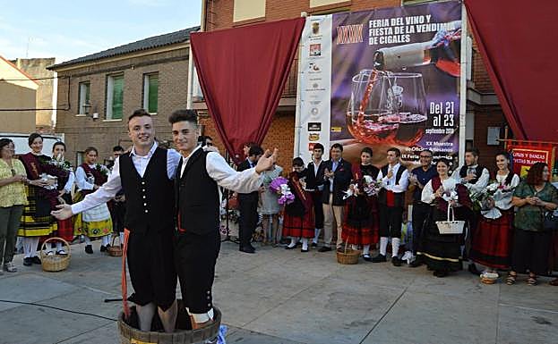 Dos jóvenes pisan la uva durante la XXXIX Feria del Vino y Fiesta de la Vendimia de Cigales en 2018. 