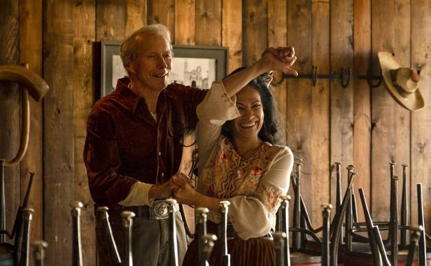 Clint Eastwood y Natalia Traven en 'Cry Macho'.