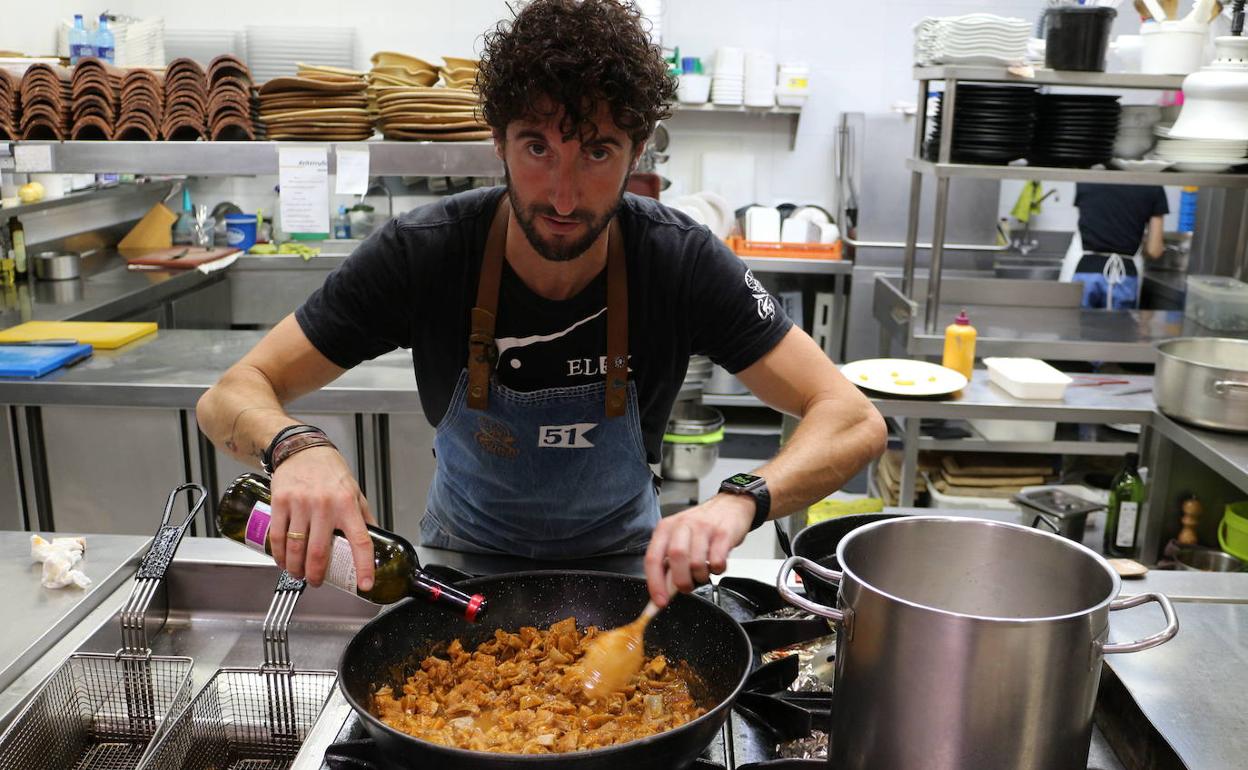 David Izquierdo prepara unos callos y morros al vino tiento de Ribera del Duero. 