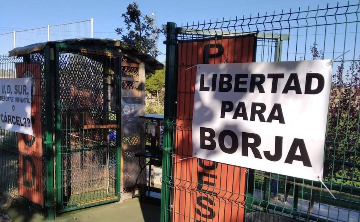 Pancartas colocadas en la entrada de la instalaciones del Parquesol para reclamar la autorización del traspaso 