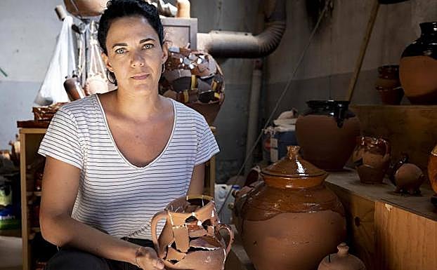 Tania Blanco, con su pieza en el alfar de Andrés Pérez. 