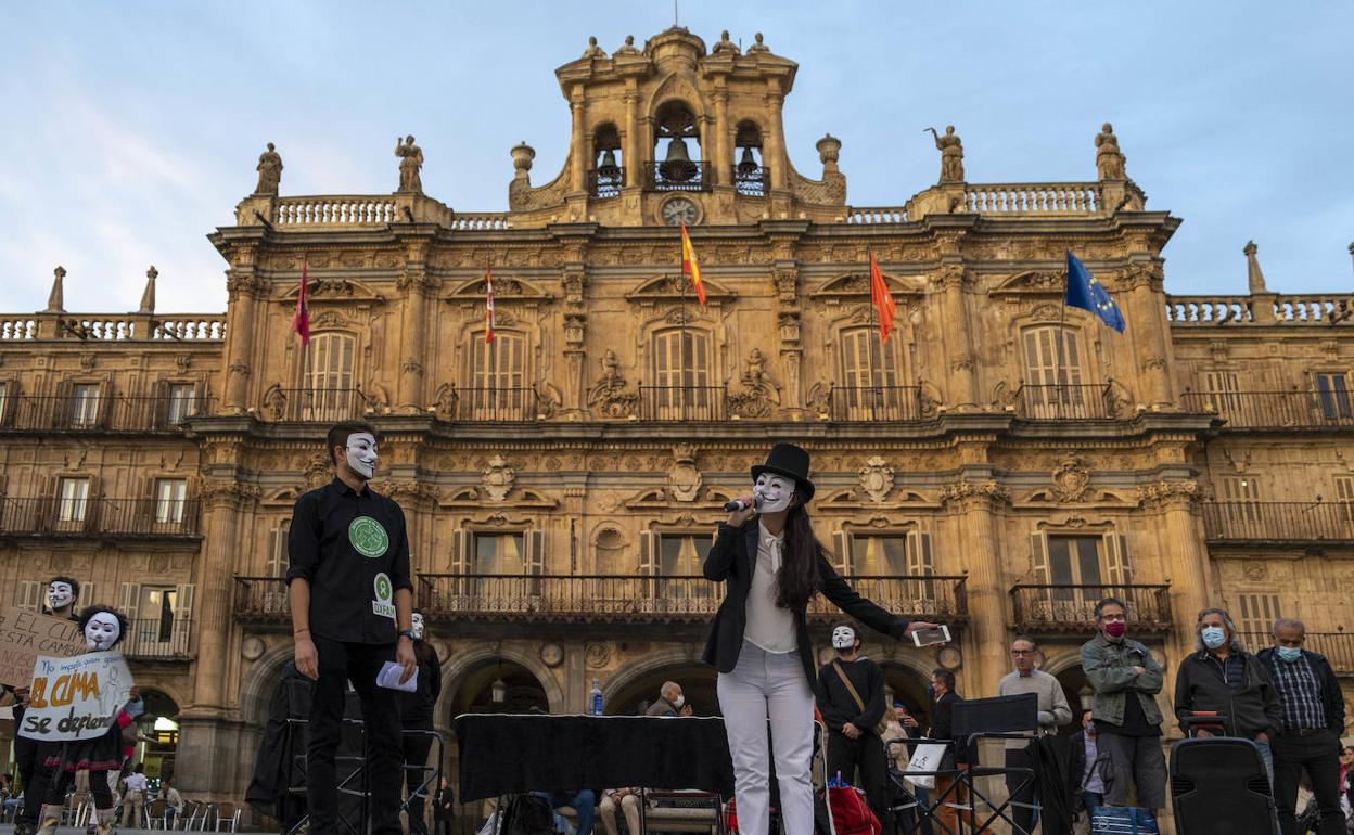 Concentración sobre 'El juicio por el clima' en la Plaza Mayor de Salamanca
