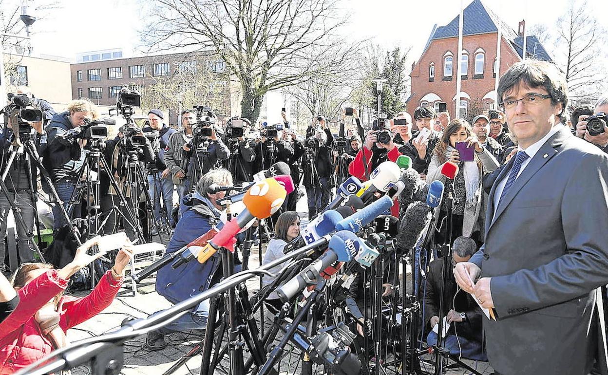 Carles Puigdemont comparece ante decenas de periodistas tras salir de la prisión alemana de Neumünster en abril de 2018.