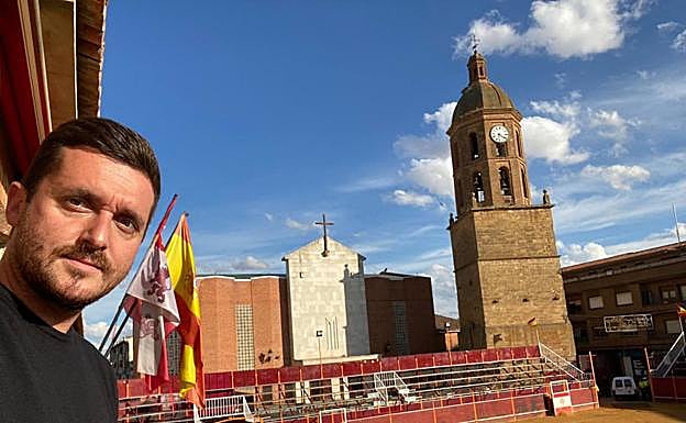 Alberto Magdaleno, en la Plaza de España de Mayorga. 