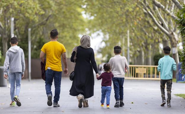 Joaquín y su familia pasean por la tarde en el entorno de Campo Grande. 