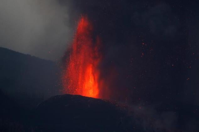 La lava se eleva al amanecer tras la erupción del volcán.