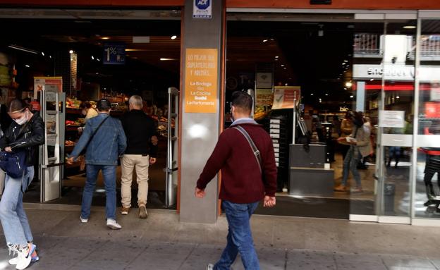 Joaquín va al supermercado a realizar getiones para poder comprar allí con factura. 