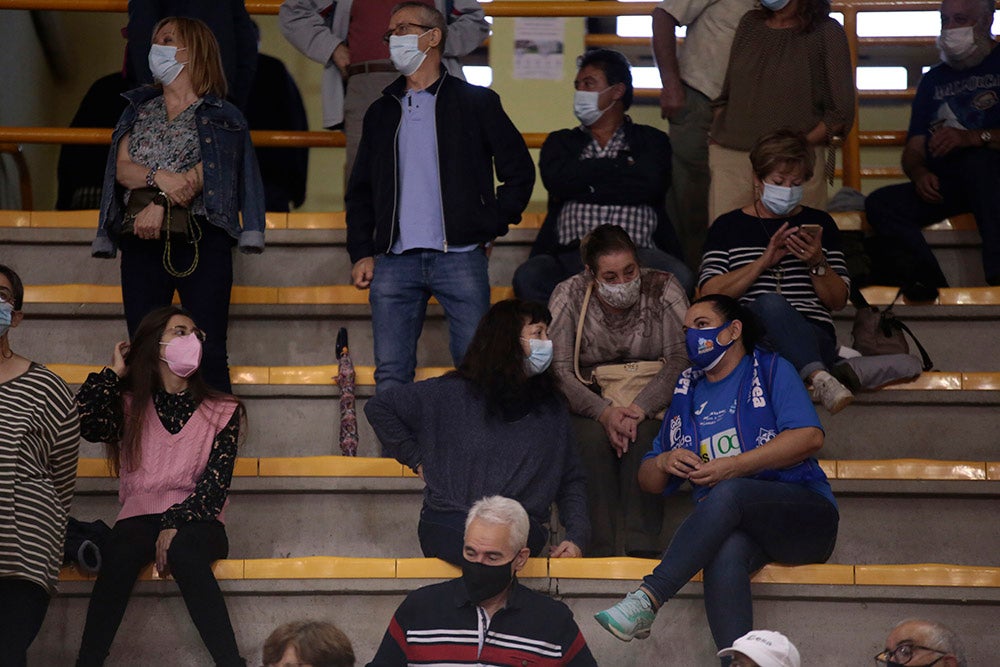 Los abonados que permiten las criticadas restricciones de aforo asistieron al victorioso inicio de curso del CB Avenida