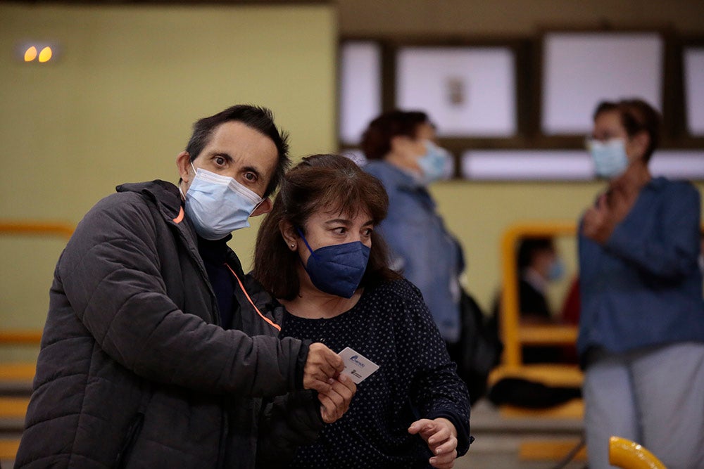 Los abonados que permiten las criticadas restricciones de aforo asistieron al victorioso inicio de curso del CB Avenida