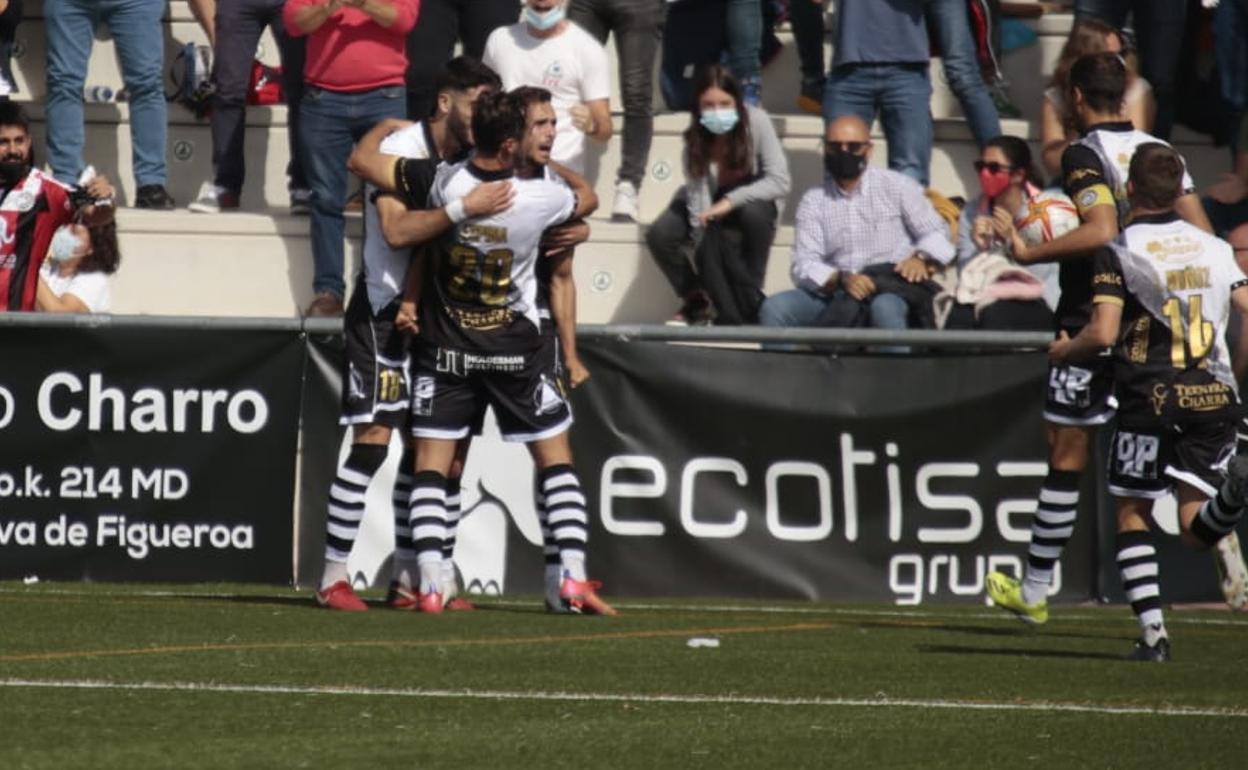 Salinas, felicitado por sus compañeros tras el gol. 