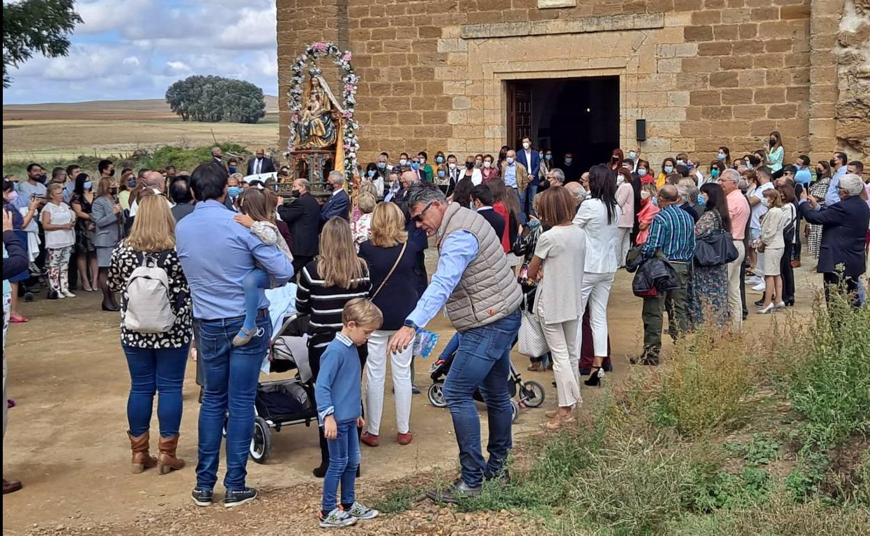 Procesión de la Virgen de las Fuentes desde la ermita, este domingo. 